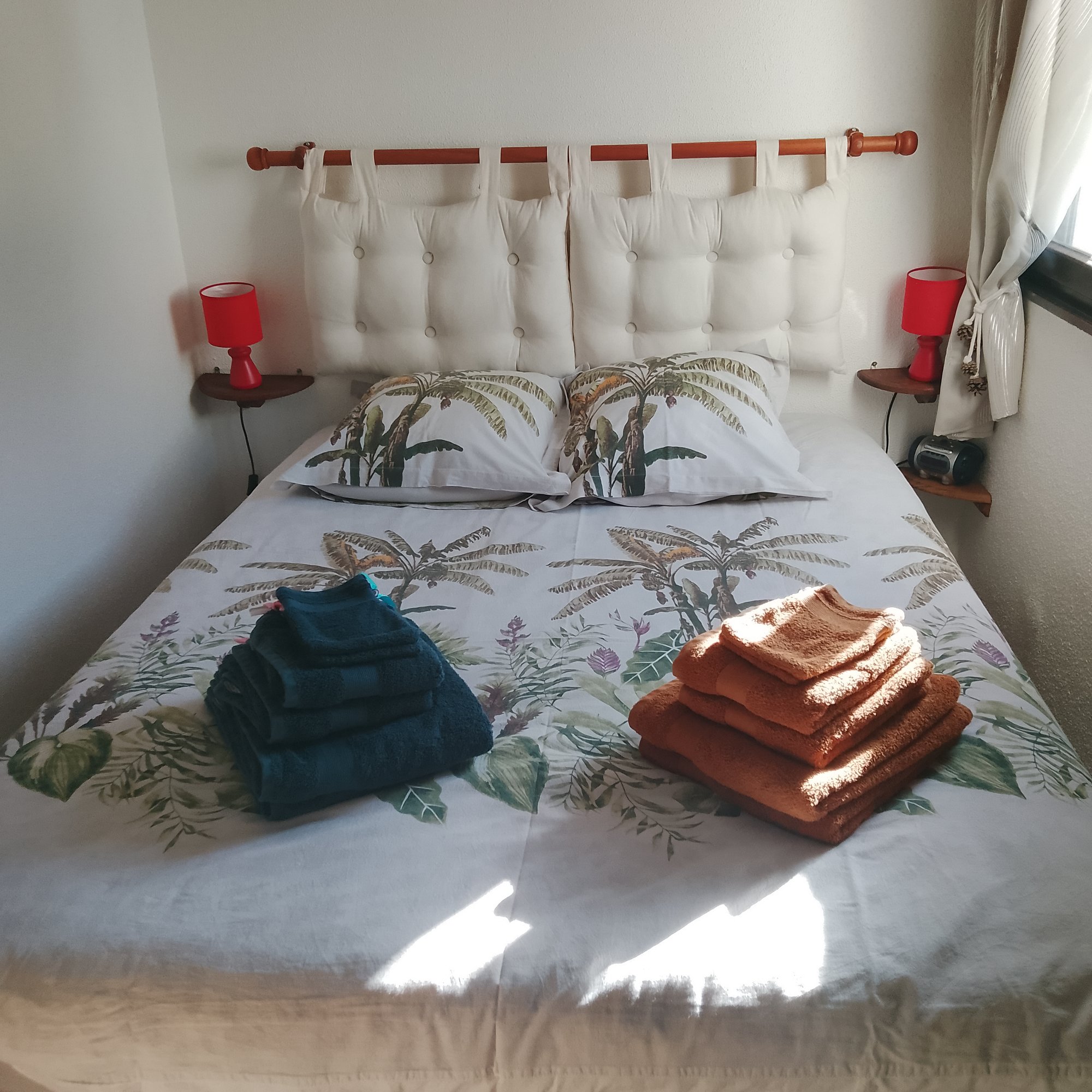 La chambre avec son lit deux personnes