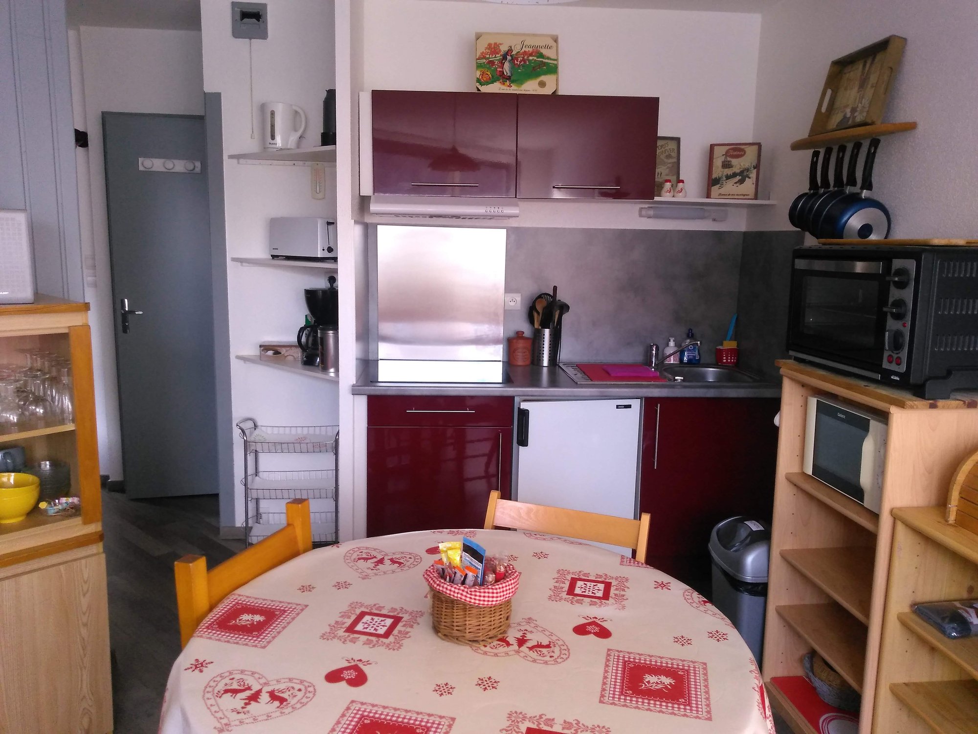 La kitchenette avec réfrigérateur et rangements