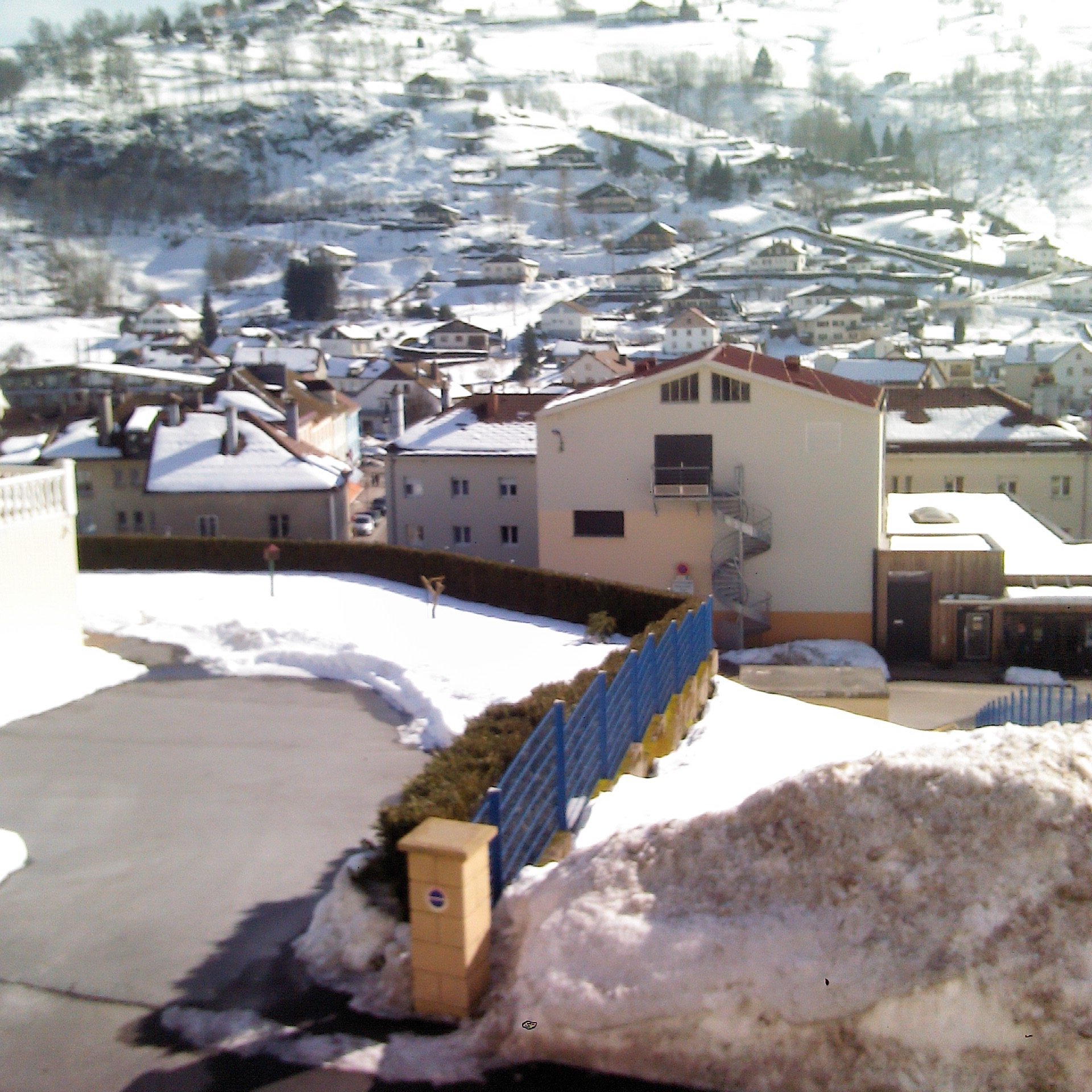 Vue hivernale enneigée depuis l'appartement